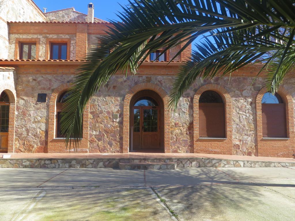 Hostal Rest. Campoabierto Valencia de las Torres Bagian luar foto