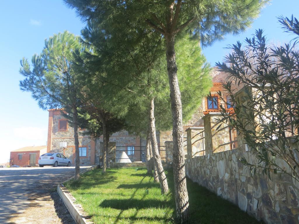 Hostal Rest. Campoabierto Valencia de las Torres Bagian luar foto