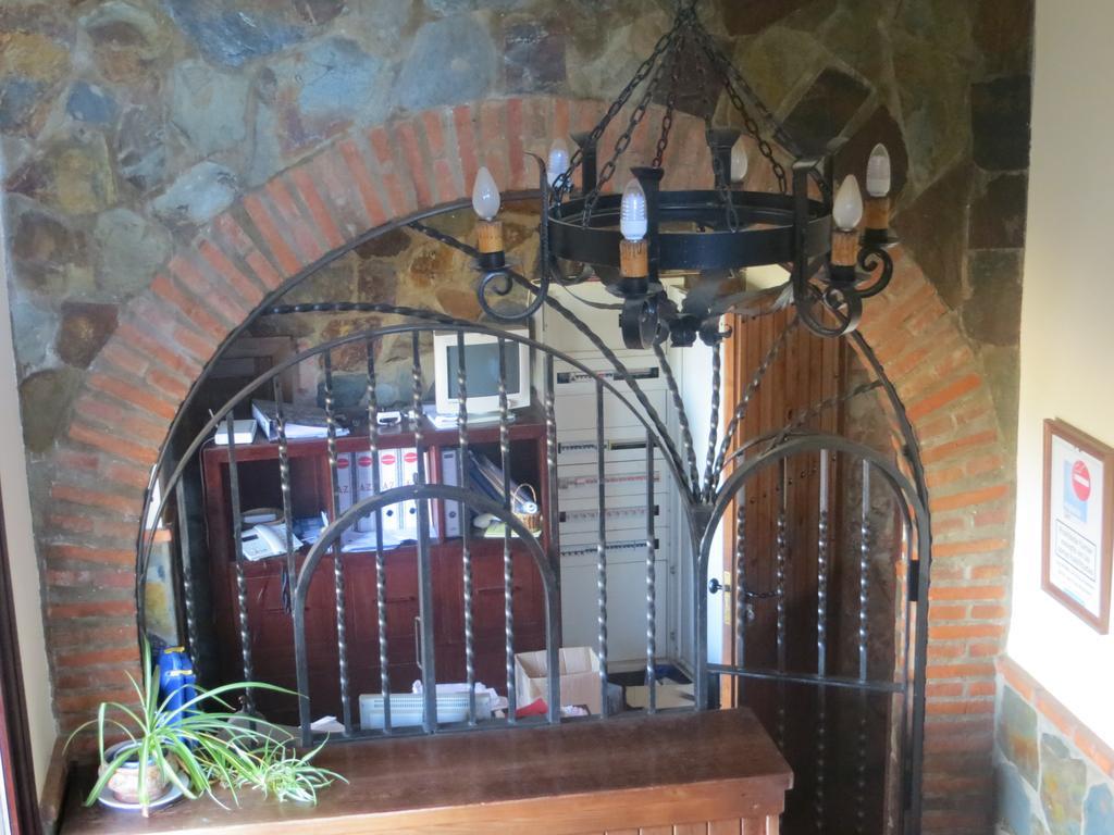 Hostal Rest. Campoabierto Valencia de las Torres Bagian luar foto