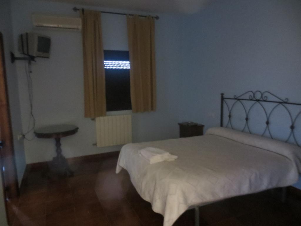 Hostal Rest. Campoabierto Valencia de las Torres Ruang foto
