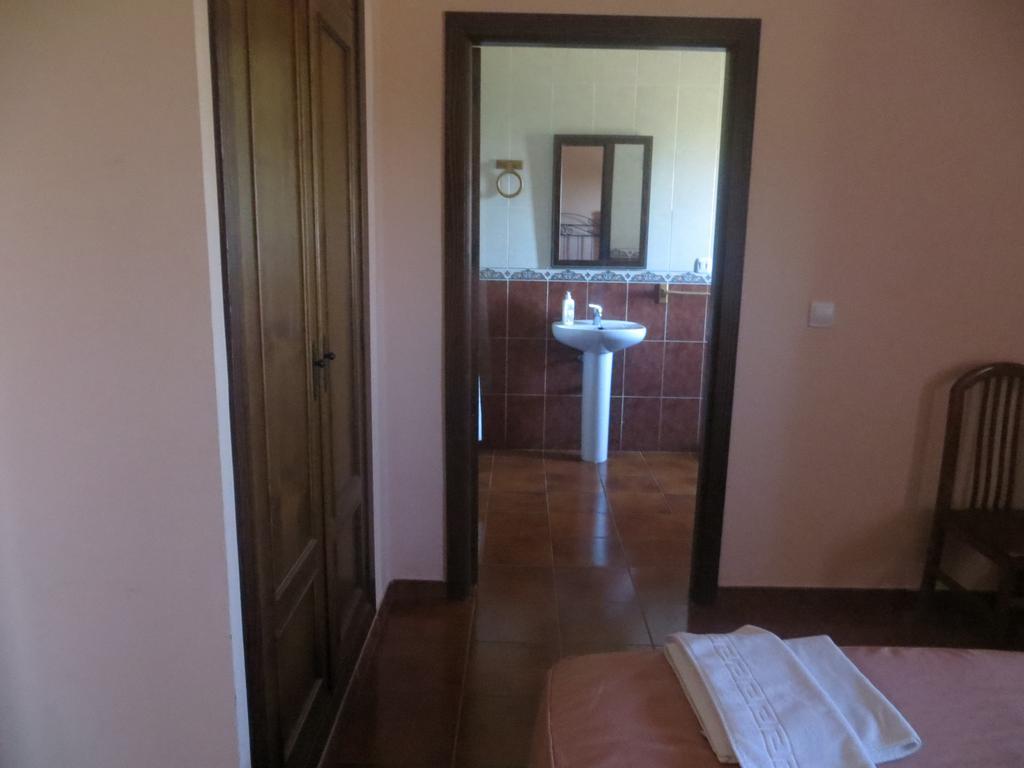 Hostal Rest. Campoabierto Valencia de las Torres Ruang foto