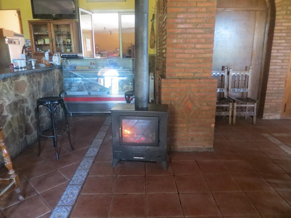 Hostal Rest. Campoabierto Valencia de las Torres Bagian luar foto