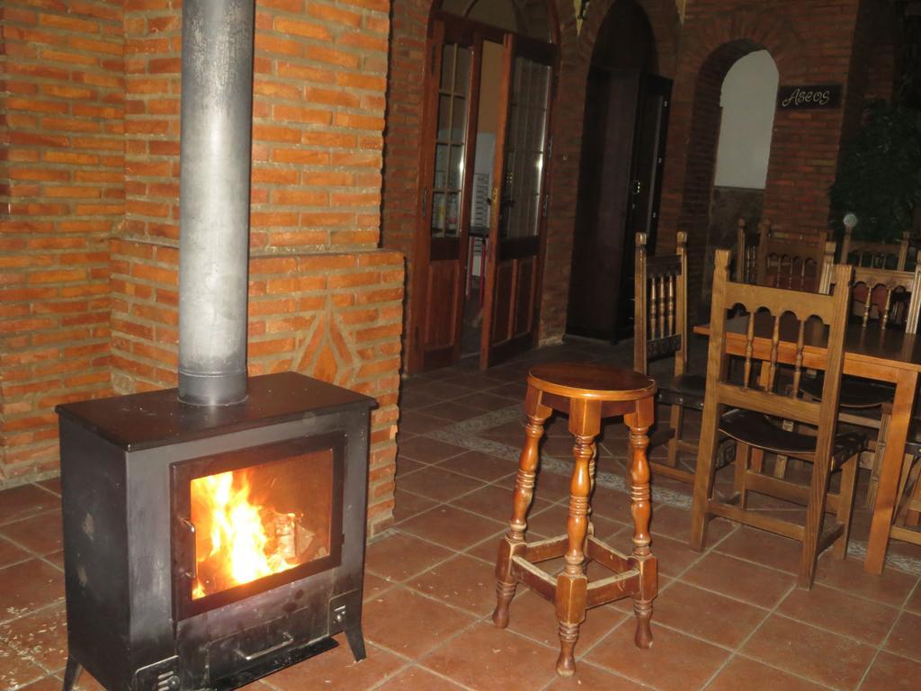 Hostal Rest. Campoabierto Valencia de las Torres Bagian luar foto