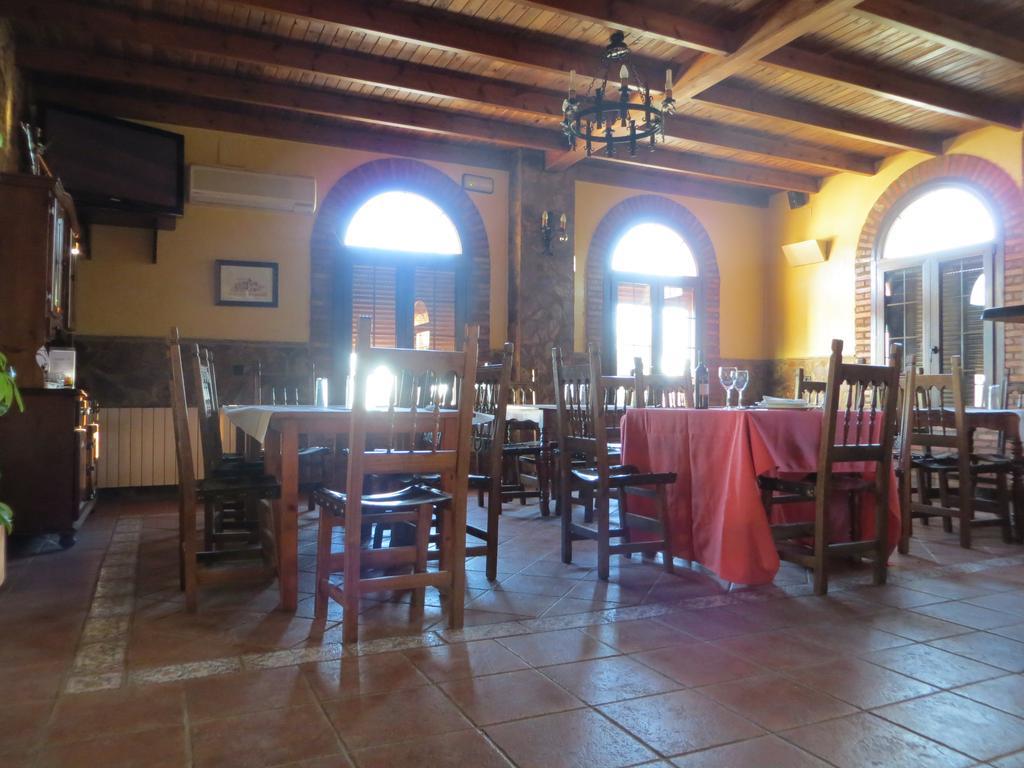 Hostal Rest. Campoabierto Valencia de las Torres Bagian luar foto