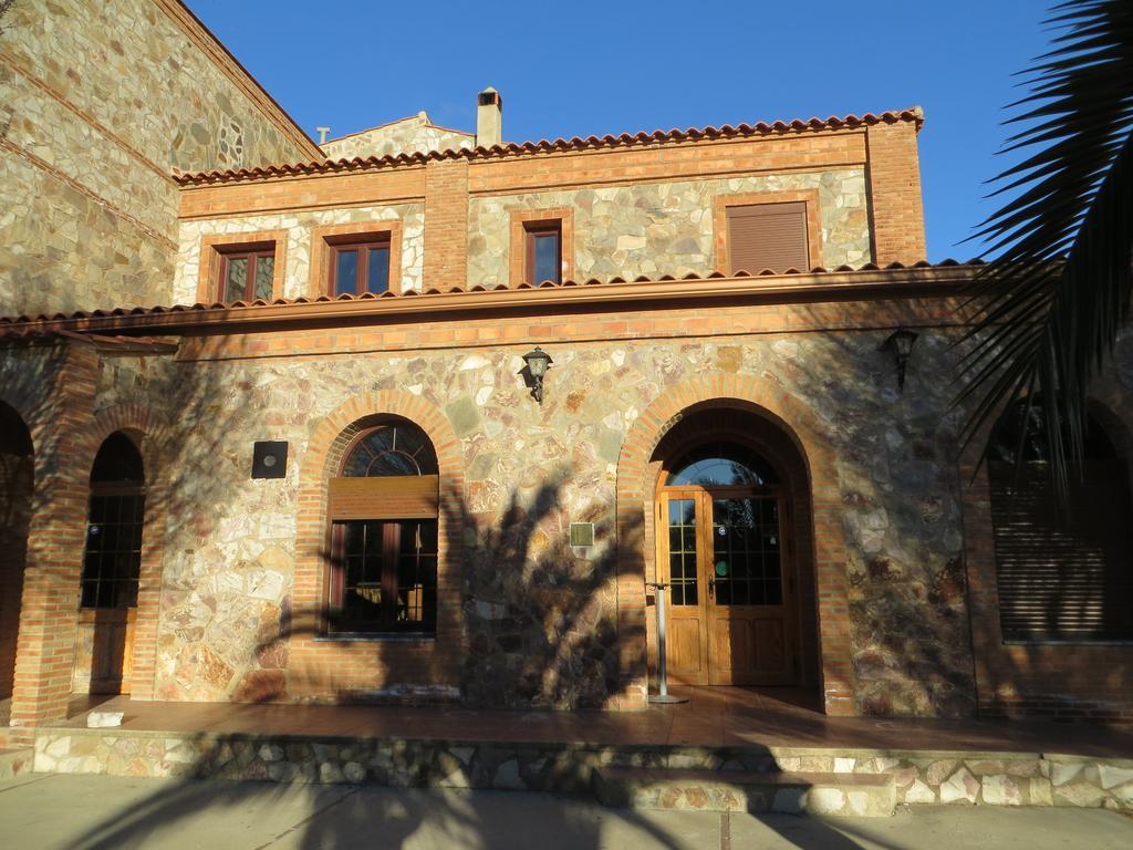 Hostal Rest. Campoabierto Valencia de las Torres Bagian luar foto